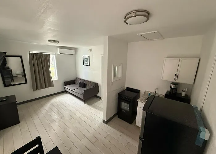 Pet Friendly hotel: Holiday Isles Resort